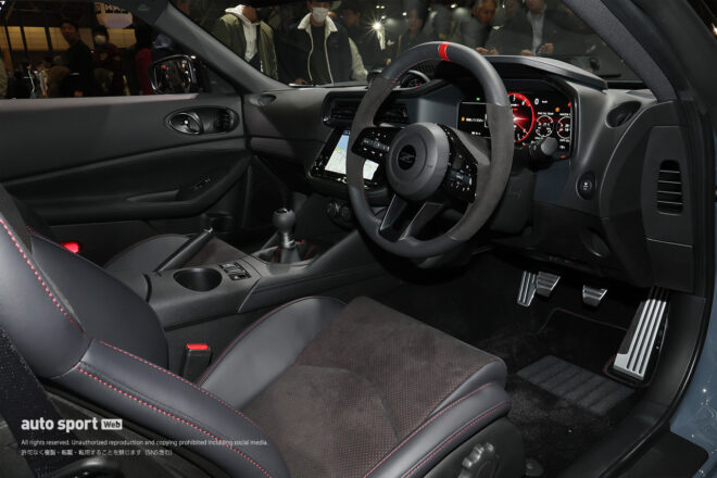 ニッサン・フェアレディZ NISMOのMT車がオートサロンに登場。“Gノーズ”彷彿の新バンパー採用で基準車もマイナーチェンジ