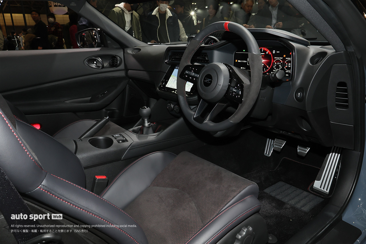 ニッサン・フェアレディZ NISMOのMT車がオートサロンに登場。“Gノーズ”彷彿の新バンパー採用で基準車もマイナーチェンジ