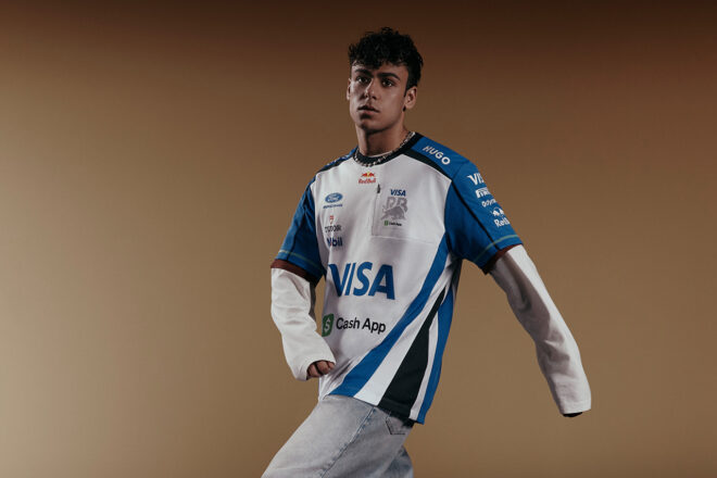 2026年レーシングブルズのレプリカTシャツ（ヒューゴ・ボス）を着用するアービッド・リンドブラッド