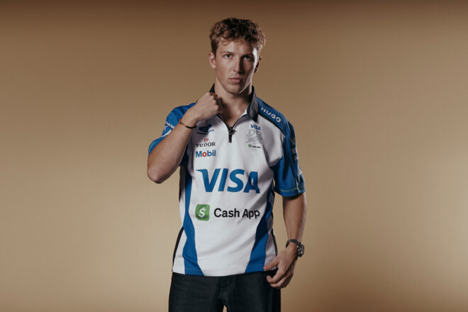 2026年レーシングブルズのレプリカ・ポロシャツ（ヒューゴ・ボス）を着用するリアム・ローソン