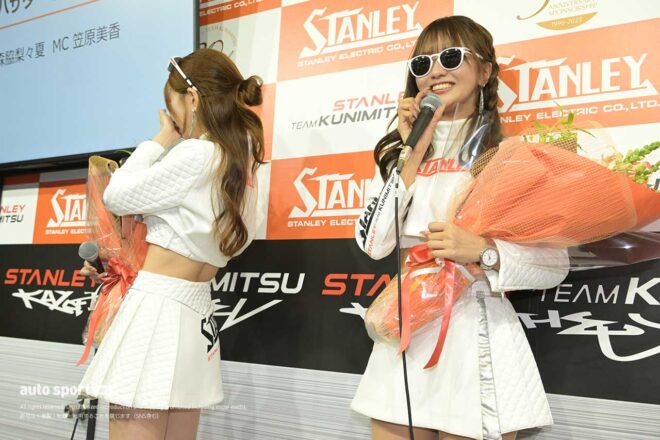 日南まみさんと森脇梨々夏さんに牧野任祐がサプライズ花束贈呈。涙でSTANLEYとレースアンバサダーを卒業