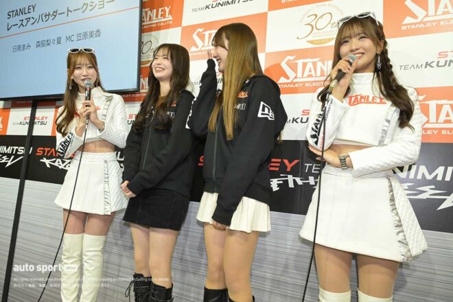 日南まみさんと森脇梨々夏さんに牧野任祐がサプライズ花束贈呈。涙でSTANLEYとレースアンバサダーを卒業