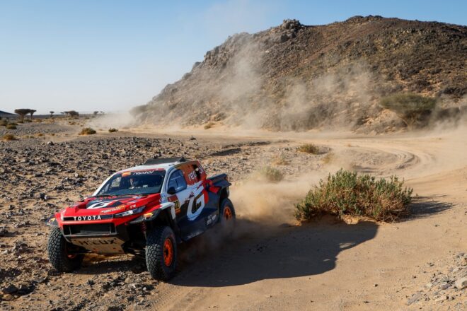 大会終盤へ向けフォード勢がスパート、ロマとサインツが1-2体制築く。トヨタGRのラテガンはパワステトラブルにより後退