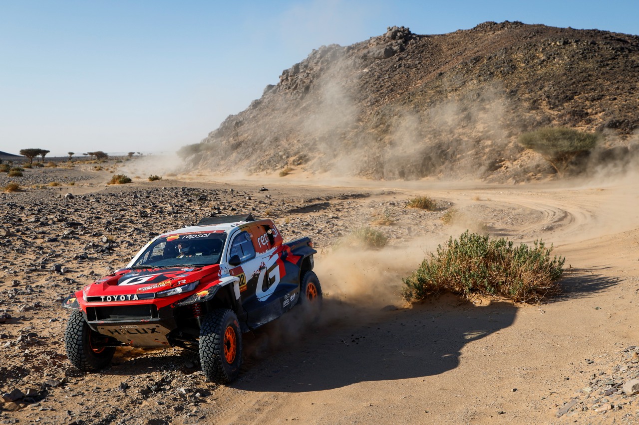 大会終盤へ向けフォード勢がスパート、ロマとサインツが1-2体制築く。トヨタGRのラテガンはパワステトラブルにより後退