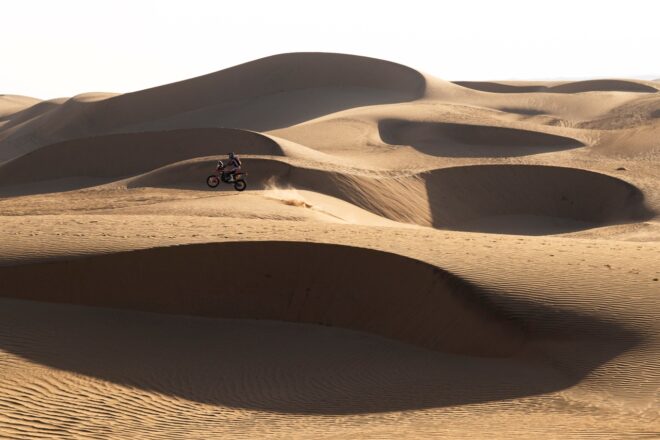大会終盤へ向けフォード勢がスパート、ロマとサインツが1-2体制築く。トヨタGRのラテガンはパワステトラブルにより後退