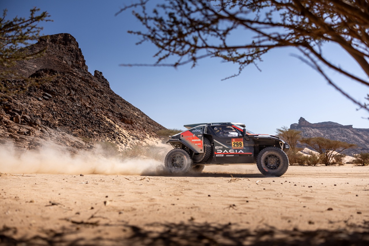 大会終盤へ向けフォード勢がスパート、ロマとサインツが1-2体制築く。トヨタGRのラテガンはパワステトラブルにより後退