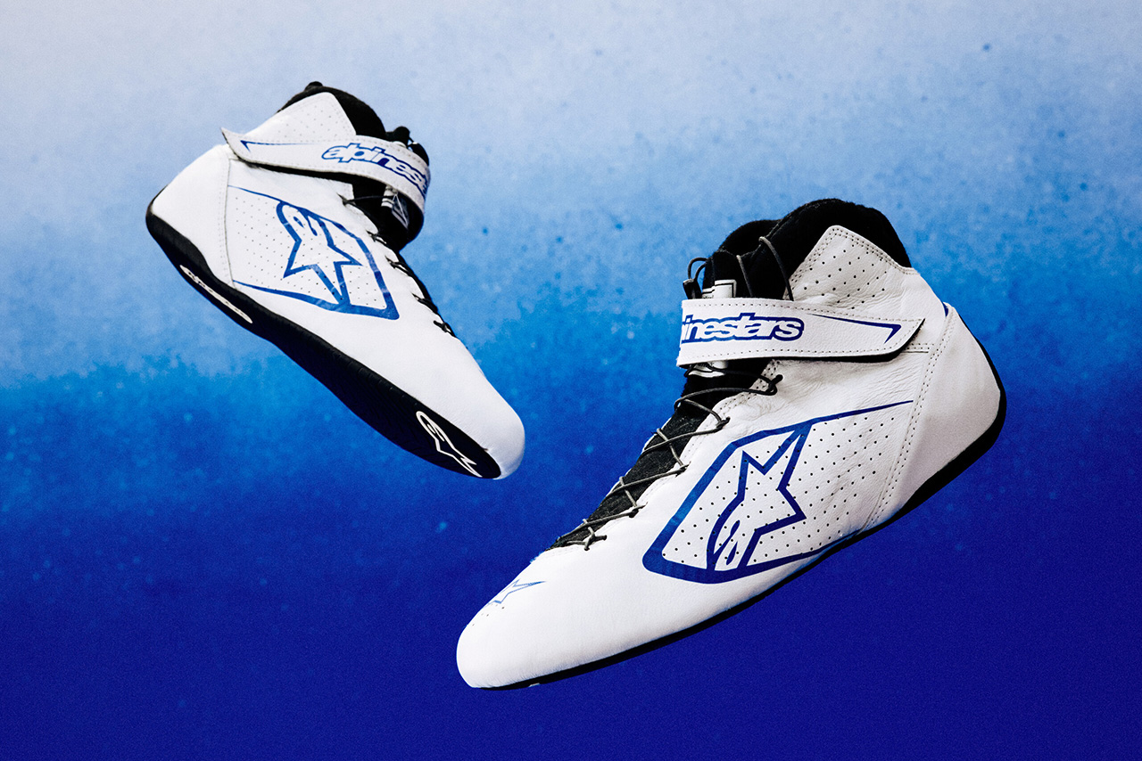 レーシングブルズが2026年仕様のレーシングスーツを公開。前年に続きホワイトをベースに、ブルーをあしらう