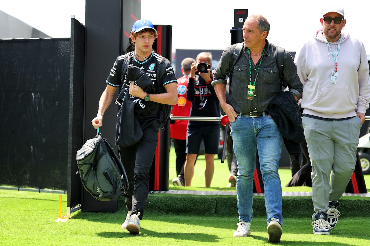 アンドレア・キミ・アントネッリ（メルセデス）と父マルコ・アントネッリ