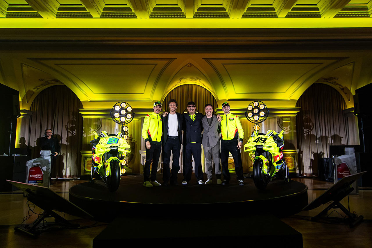 VR46レーシング・チーム、2026年のカラーリングを発表。最高峰クラス5年目は原点回帰の配色へ／MotoGP