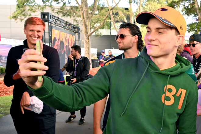 オスカー・ピアストリ（マクラーレン）と広報担当者ジョナサン・キャンプキン