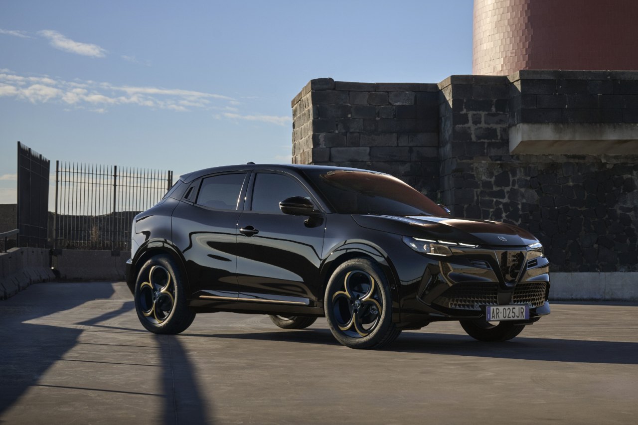 アルファロメオ、コンパクトSUV『ジュニア』に欧州展開“インテンサ”シリーズのトリを飾る限定車を設定