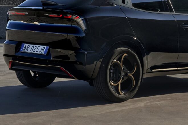 アルファロメオ、コンパクトSUV『ジュニア』に欧州展開“インテンサ”シリーズのトリを飾る限定車を設定