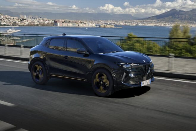 アルファロメオ、コンパクトSUV『ジュニア』に欧州展開“インテンサ”シリーズのトリを飾る限定車を設定