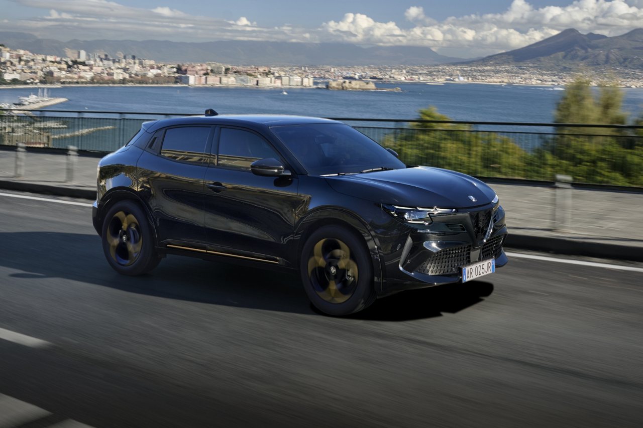 アルファロメオ、コンパクトSUV『ジュニア』に欧州展開“インテンサ”シリーズのトリを飾る限定車を設定