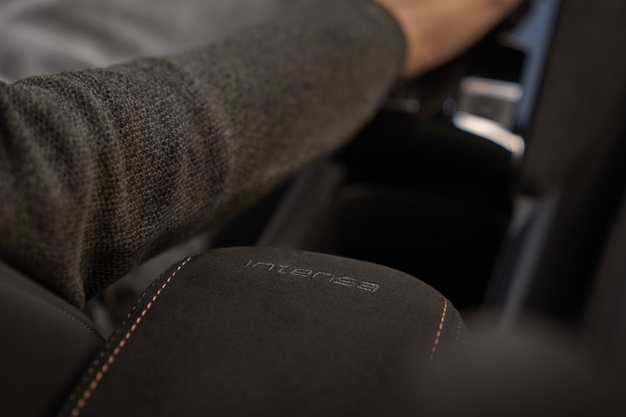 アルファロメオ、コンパクトSUV『ジュニア』に欧州展開“インテンサ”シリーズのトリを飾る限定車を設定