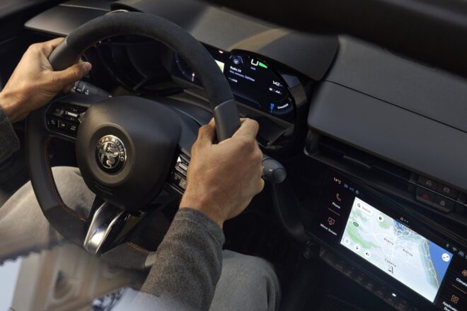 アルファロメオ、コンパクトSUV『ジュニア』に欧州展開“インテンサ”シリーズのトリを飾る限定車を設定