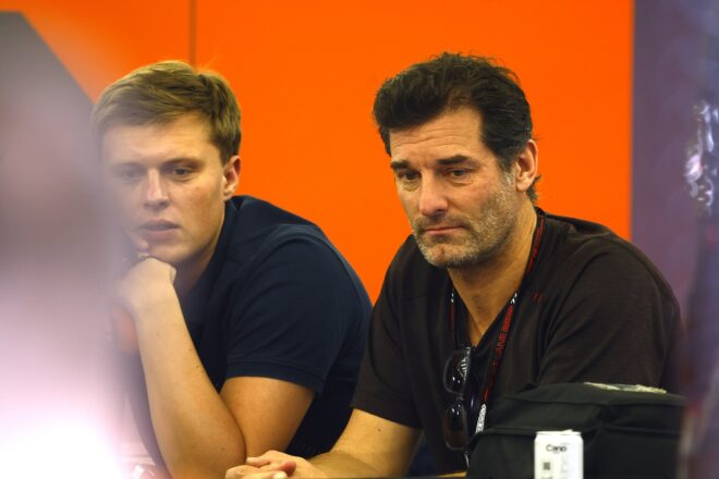 オスカー・ピアストリのマネジメントを担当するマーク・ウエーバーとジョナサン・キャンプキン