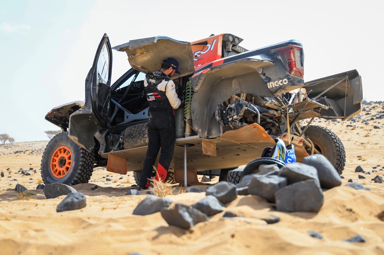 トヨタGRの主将ラテガンが痛恨ストップ。ダカールラリー2026は残り2日でダチアとフォードの一騎打ちに