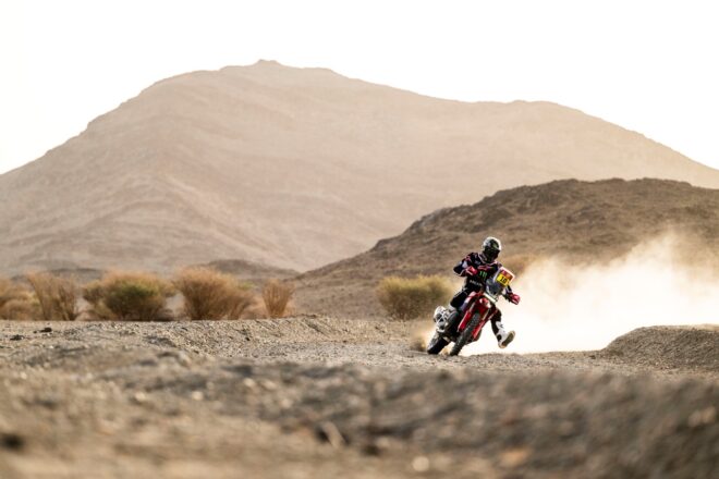 トヨタGRの主将ラテガンが痛恨ストップ。ダカールラリー2026は残り2日でダチアとフォードの一騎打ちに