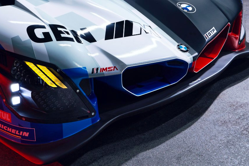 改良型『MハイブリッドV8』投入のBMWが2026年IMSA／WECの新マシンカラーリングを公開