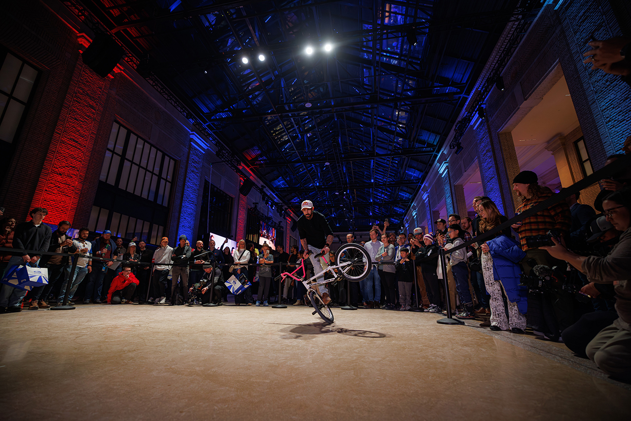 レッドブルはモータースポーツ以外の分野も幅広く支援。デトロイトでのローンチイベントではレッドブル・アスリートでフラットランドBMXライダーのテリー・アダムスがパフォーマンスを披露した