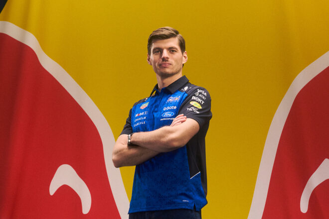 カストーレが手がけた2026年のチームウェアを着用するマックス・フェルスタッペン（レッドブル）