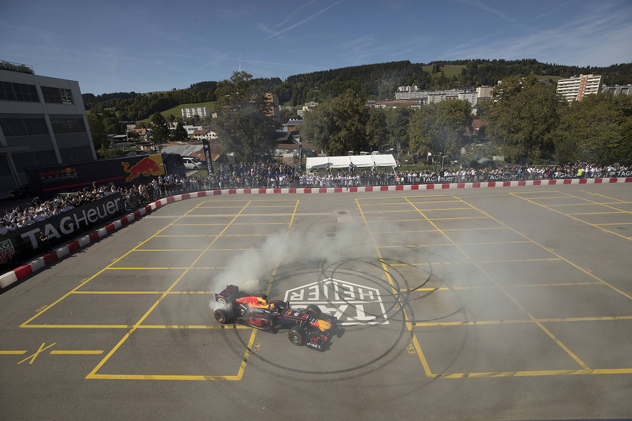 レッドブルとTAGホイヤーの関係は深い。2017年にはラ・ショー・ド・フォンのTAGホイヤー工場にて、レッドブルRB8によるショーランが行われ、パトリック・フリーザッハーがドーナッツターンを披露した