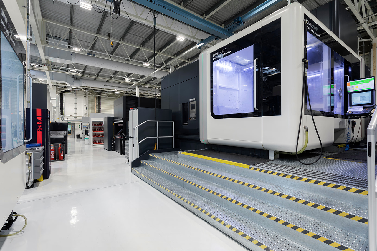 ミルトンキーンズにあるレッドブルのファクトリーで稼働するDMG森精機の大型の5面／5軸加工機『DMU 210 P』（写真は2021年）