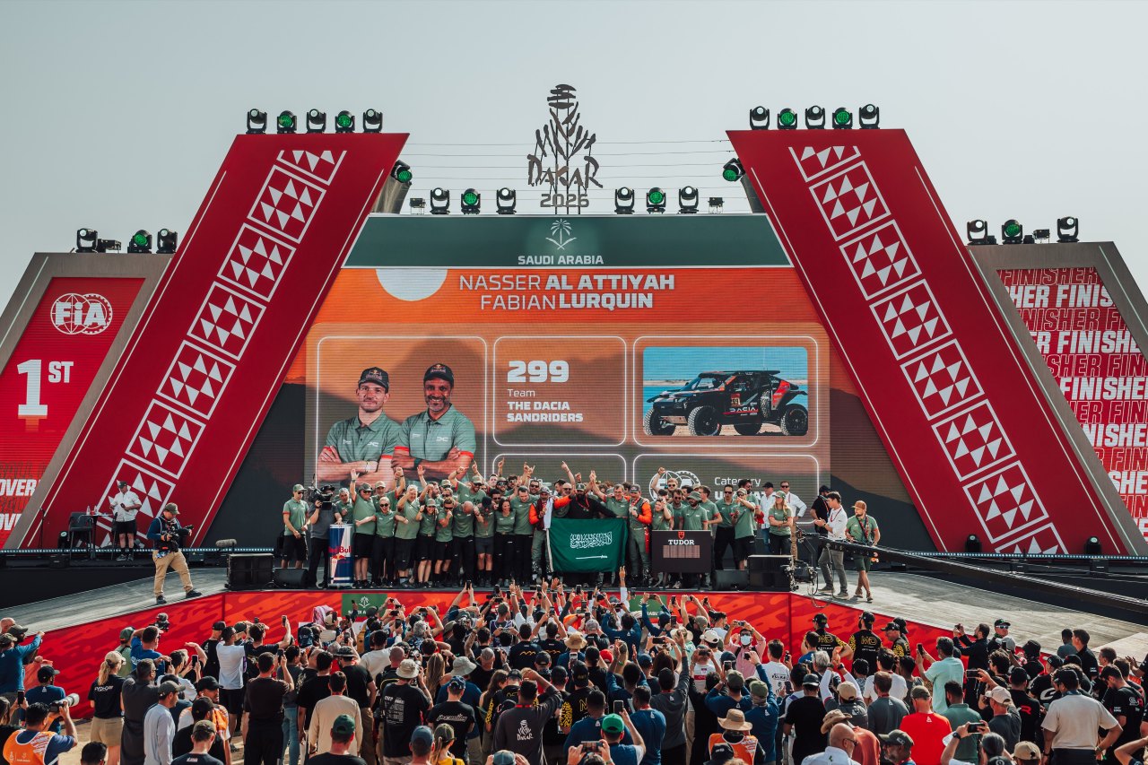 砂漠を制した新勢力、ダチアが初のダカール総合優勝。6度目勝利のアル-アティヤ「来年はサンドライダー3台を表彰台に」