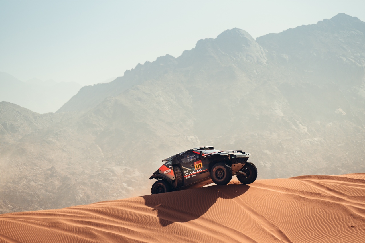 砂漠を制した新勢力、ダチアが初のダカール総合優勝。6度目勝利のアル-アティヤ「来年はサンドライダー3台を表彰台に」