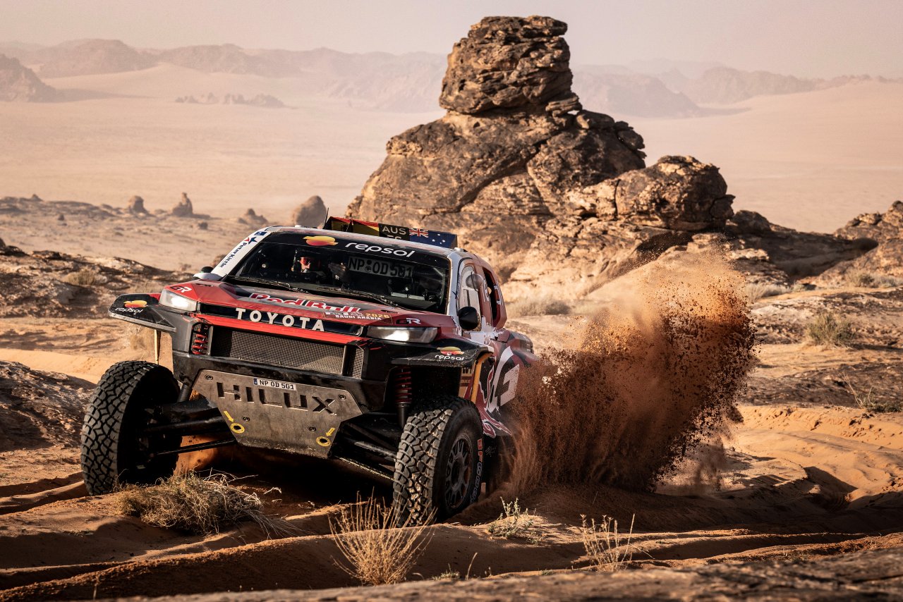 トヨタGR、新型ハイラックスで優勝争うも終盤に深刻トラブル。最上位はプライスの8位／ダカールラリー2026