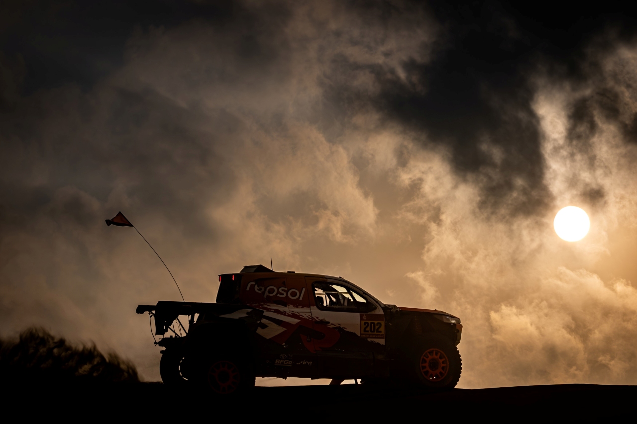 トヨタGR、新型ハイラックスで優勝争うも終盤に深刻トラブル。最上位はプライスの8位／ダカールラリー2026