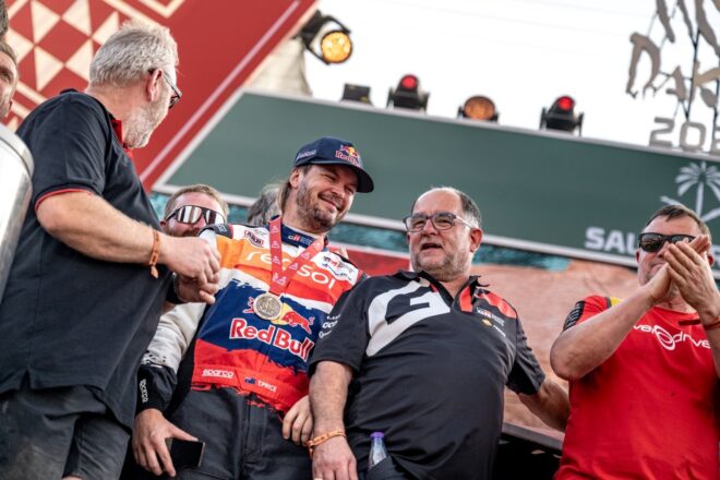 トヨタGR、新型ハイラックスで優勝争うも終盤に深刻トラブル。最上位はプライスの8位／ダカールラリー2026