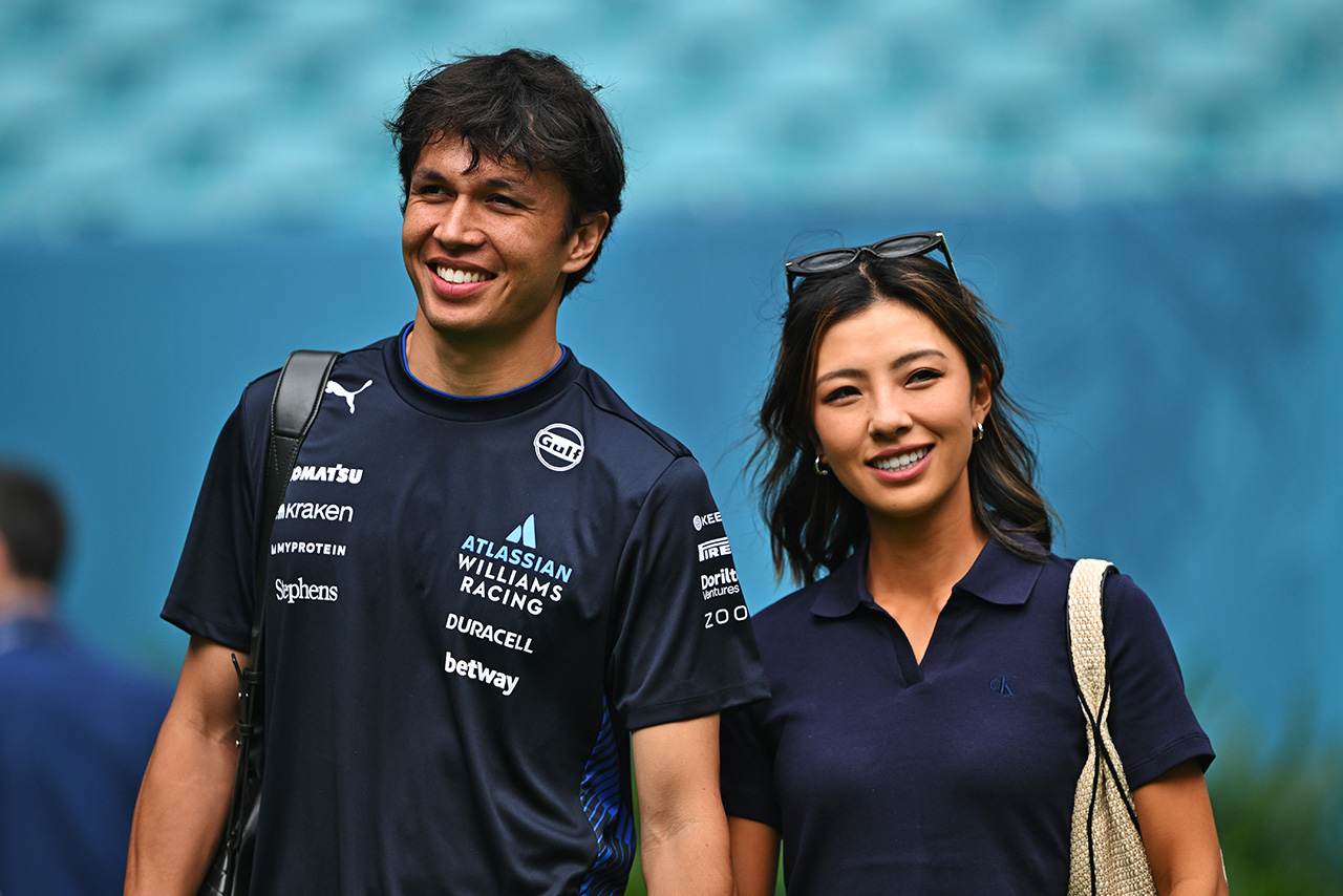 アレクサンダー・アルボン（ウイリアムズ）＆リリー・ムニ・ヒーさん