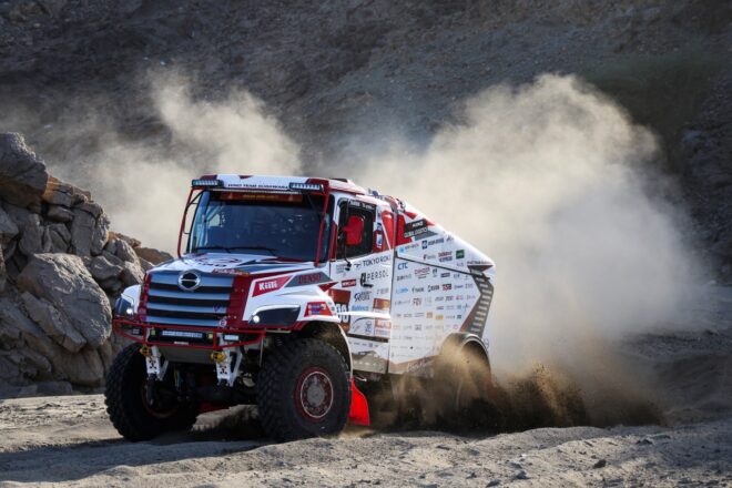 日野チームスガワラ、初出走から35回連続のダカールラリー完走を果たす。砂丘での転倒やトランスファ故障に対処しゴール