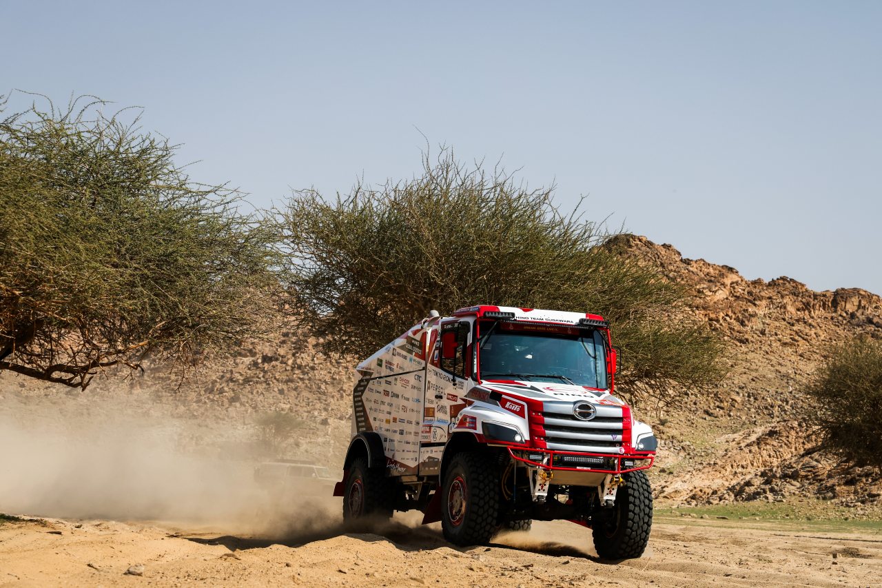 日野チームスガワラ、初出走から35回連続のダカールラリー完走を果たす。砂丘での転倒やトランスファ故障に対処しゴール