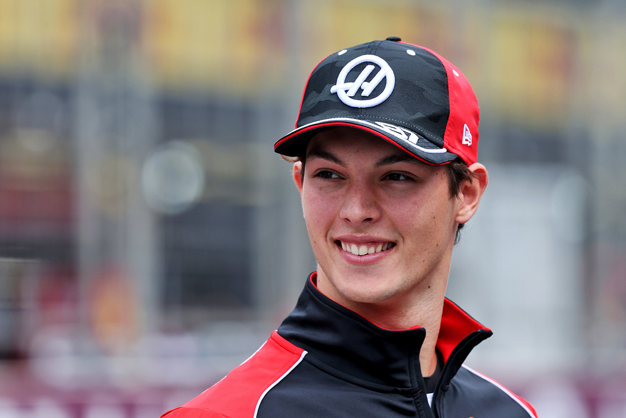 オリバー・ベアマンが着用するハースF1のキャップはニューエラ製（写真は2025年F1第17戦アゼルバイジャンGP）