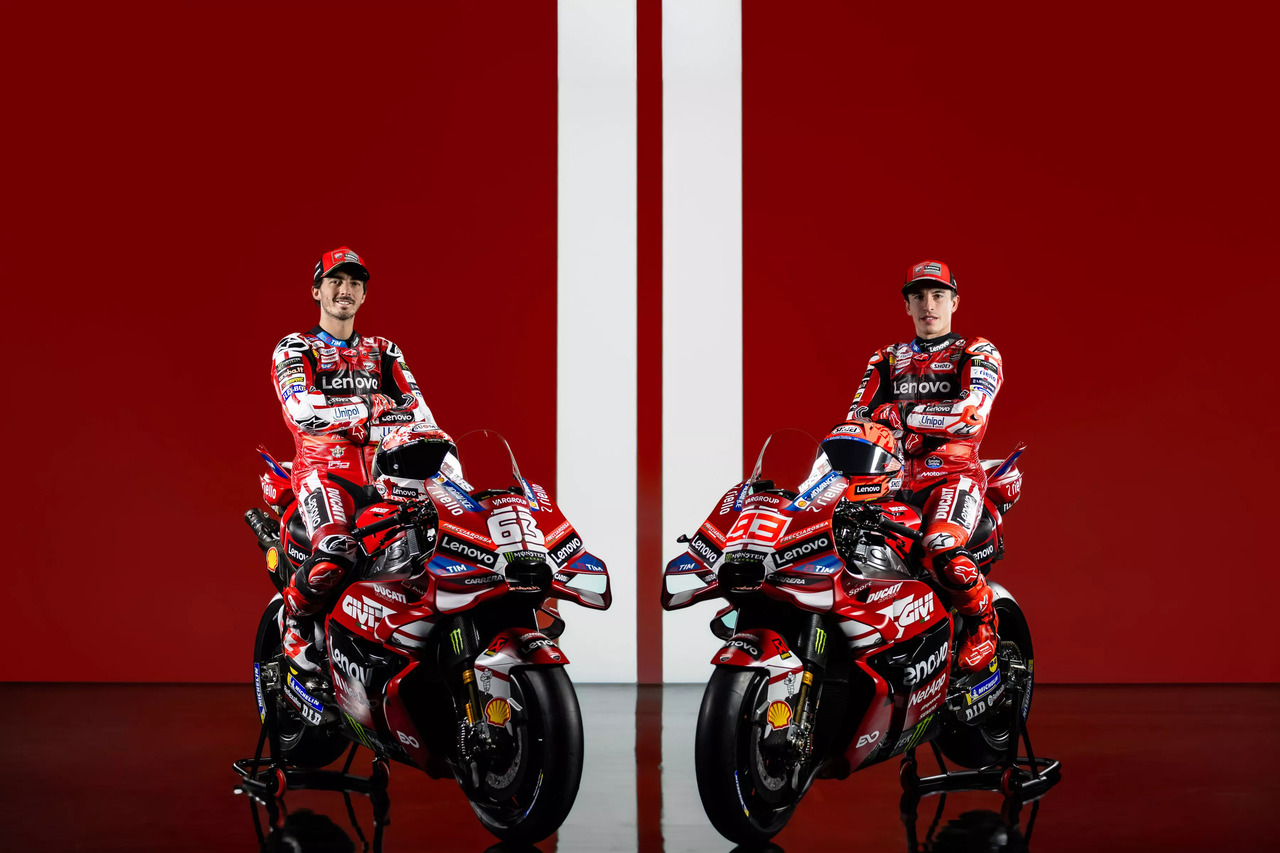 ドゥカティ・レノボ・チーム、デスモセディチGP26を公開。新カラーは創業100周年を祝う『赤×白』に／MotoGP