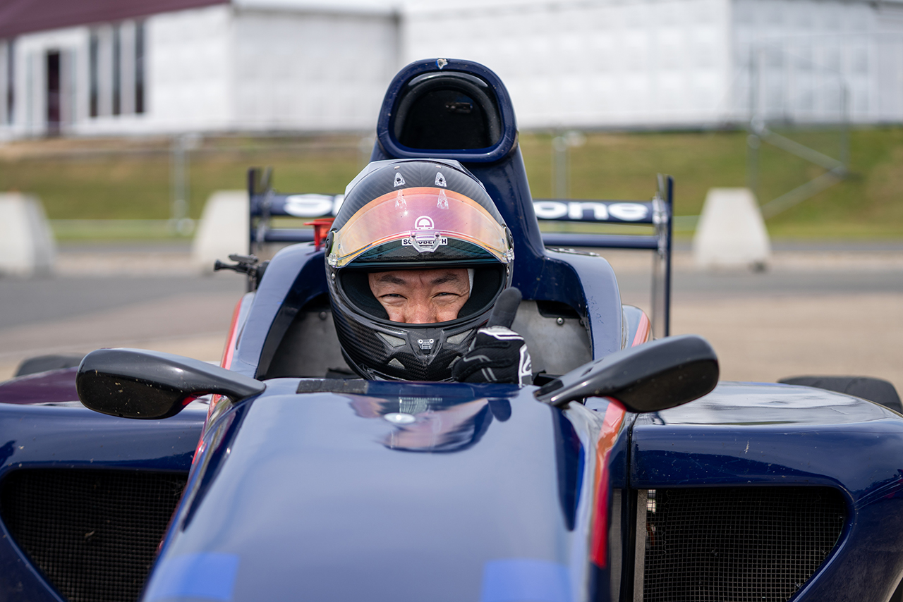 小松礼雄チーム代表がグッドウッド出走に向けた準備走行の際にシューベルトのヘルメットを着用した。なお、ハースF1のドライバー陣はそれぞれ他メーカーのヘルメットを使用（オコン＆ベアマン：ベル／平川：アライ）。