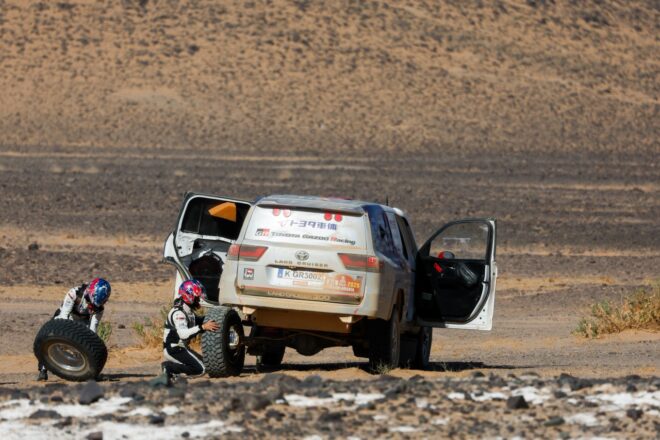 トヨタ車体のTLC、ダカールラリーの連覇記録死守ならず。新クラスでディフェンダーと一騎打ち、3位表彰台を獲得