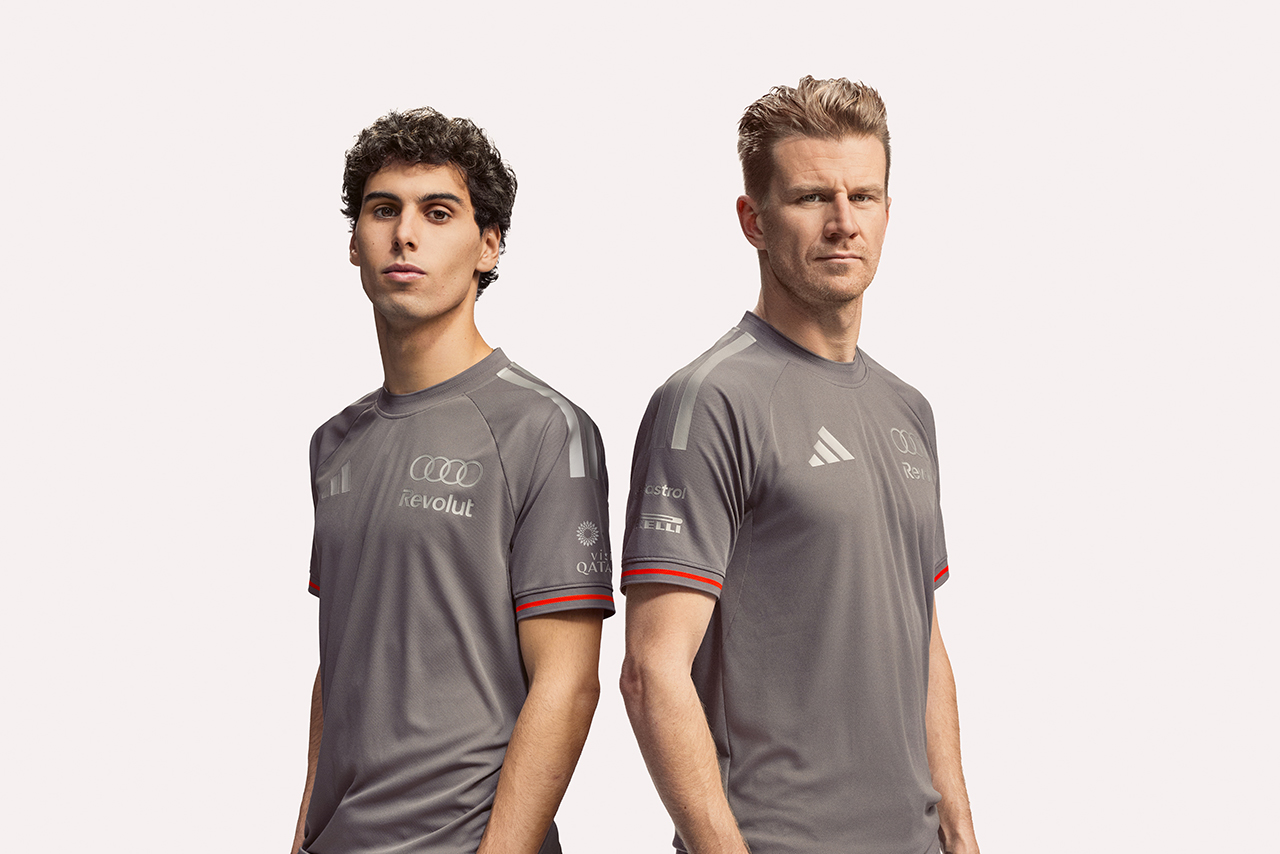 2026年シーズンのチームウェアを着用するニコ・ヒュルケンベルグ＆るガブリエル・ボルトレート（アウディ）