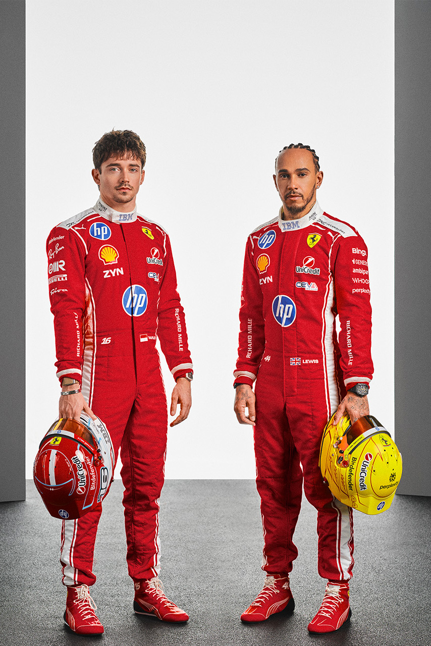 フェラーリが2026年仕様のレーシングスーツを公開。アクセントのホワイトはマシンカラーにも反映か