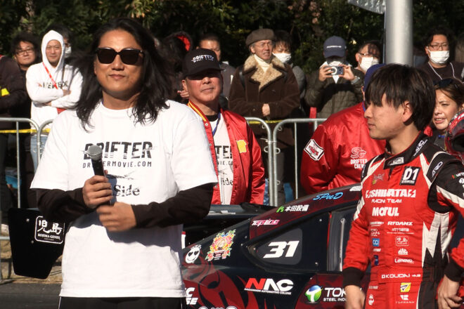 D1GPが東京オートサロン2026で駆け巡る。屋外デモランには俳優のサン・カンがサプライズ登場！