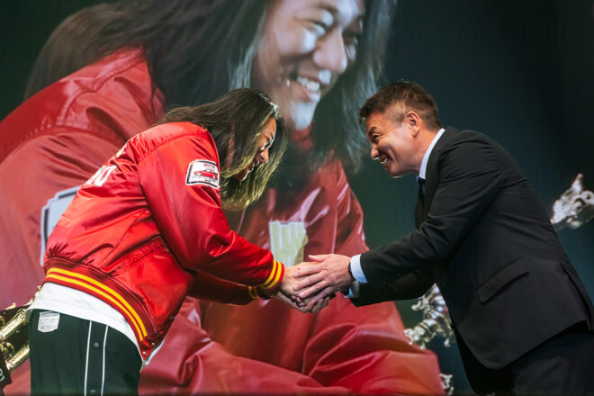 D1GPが東京オートサロン2026で駆け巡る。屋外デモランには俳優のサン・カンがサプライズ登場！