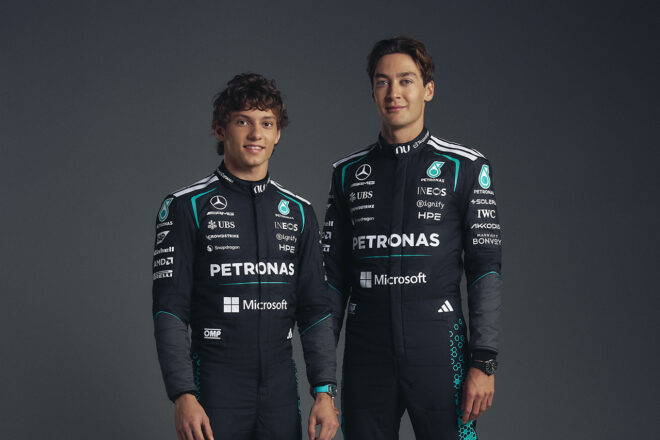 2026年仕様のレーシングスーツを着用するジョージ・ラッセル＆アンドレア・キミ・アントネッリ（メルセデス）