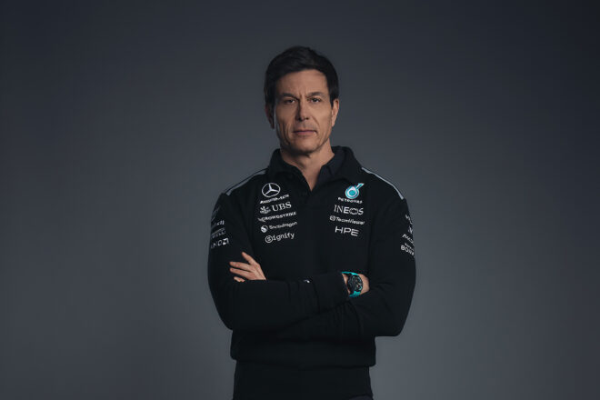 2026年仕様のチームウェアを着用するトト・ウォルフ（メルセデス・チーム代表）