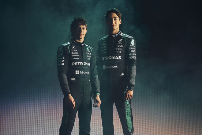 2026年仕様のレーシングスーツを着用するジョージ・ラッセル＆アンドレア・キミ・アントネッリ（メルセデス）