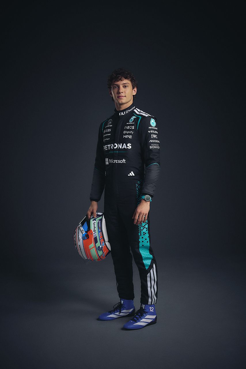 2026年仕様のレーシングスーツを着用するアンドレア・キミ・アントネッリ（メルセデス）