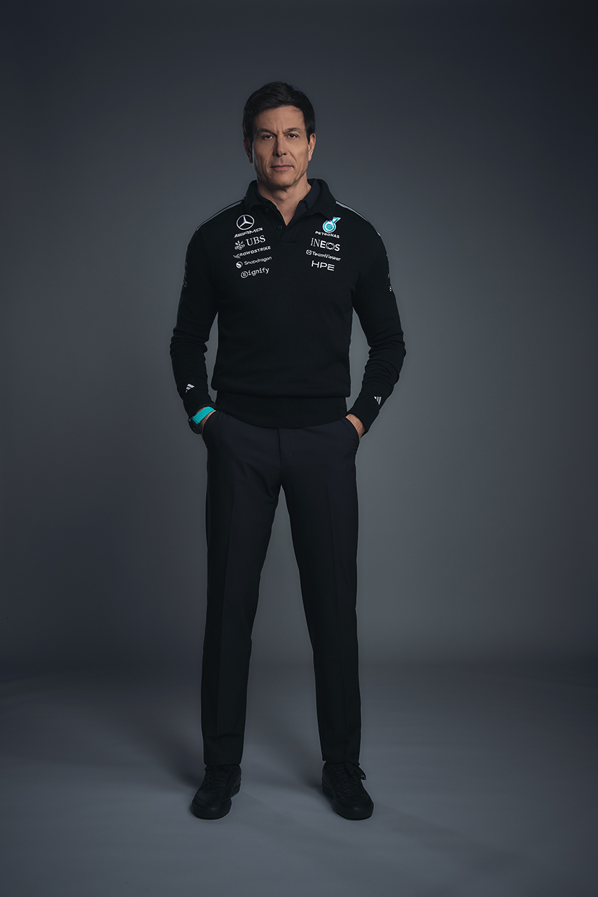 2026年仕様のチームウェアを着用するトト・ウォルフ（メルセデス・チーム代表）