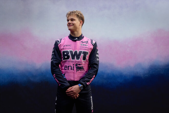 2026年仕様のレーシングスーツを着用するポール・アーロン（アルピーヌ・リザーブドライバー）